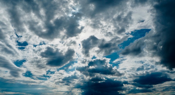 Huudan hiljaa. Auta.